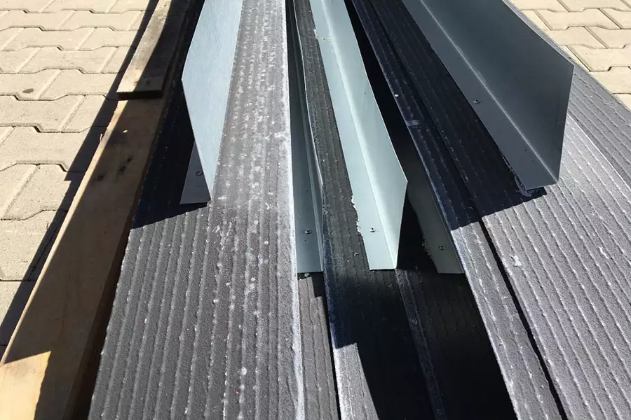 Fugenbleche auf einer Baustelle Fugenbleche auf einer Baustelle