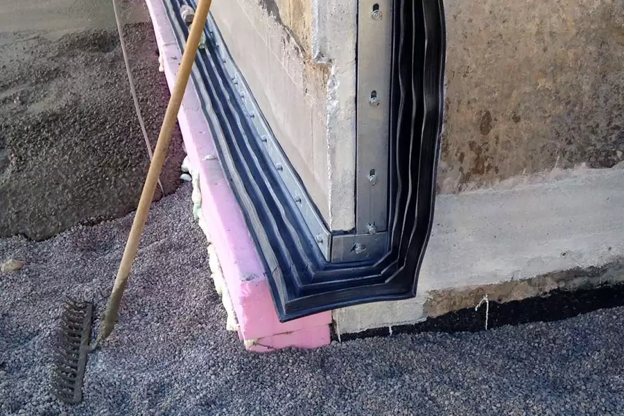 Klemmkonstruktion auf einer Baustelle Klemmkonstruktion auf einer Baustelle